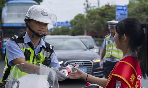 高考交警护送-高考交警为考生保驾护航视频